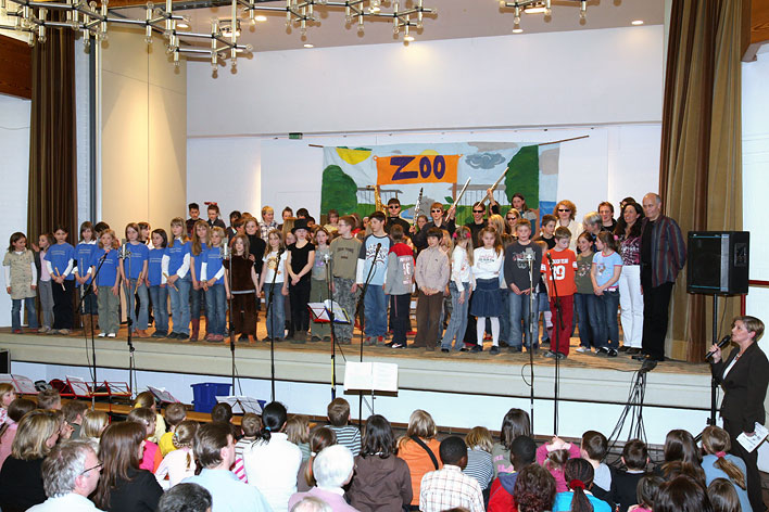 Foto: Christian Melzer - Schlerinnen und Schler der Grundschule Drabenderhhe studierten die Revue "Ein tierischer Tag" ein.