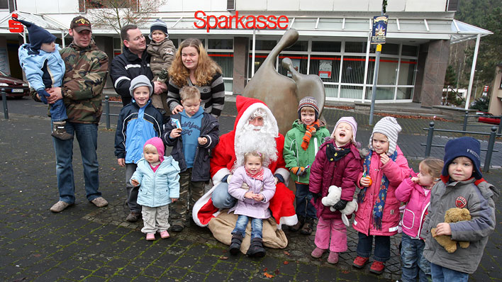 Der Weihnachtsmann traf viele Kinder auf dem Brindpkeplatz in Bielstein.
