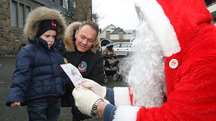 Die Kinder berreichten dem Weihnachtsmann ihre Wunschzettel. - Fotos: Christian Melzer