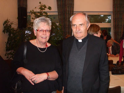 Pfarrerin Christa Wlfing und Bischof Hombach
