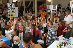 Die Kinder aus den Kindergrten Drabenderhhe und Marienberghausen singen begeistert von den vielen kleinen Leuten, die gemeinsam das Gesicht unserer Welt verndern knnen