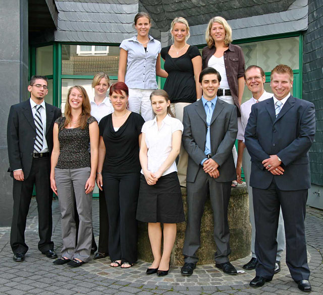 Gruppenfoto vor der Volksbank-Hauptstelle in Wiehl mit Ausbildungsleiter Gernot Wlfer (2.v.r.)