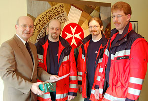 Für den Einsatz der Rettungssanitäter Sascha Polke, Thorsten Uelner und Carsten Barf (von rechts) bedankte sich Regionalvorstand Christian von Sierakowski.