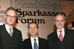v.l.n.r. Hartmut Schmidt, Wolf von Lojewski und Sparkassendirektor Manfred Bsinghaus