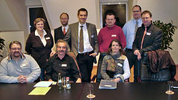 Arbeitsgruppe mit dem Initiator Dr. Jörg Kopp (oben, 3. von links) und Horst Oppenhäuser (unten, 2. von links), die den Namen BUnNet vorstellten