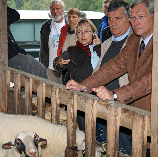 Betroffene Gesichter beim Blick in den Schafstall: Minister Uhlenberg und Landrat Jobi (v.r.).
