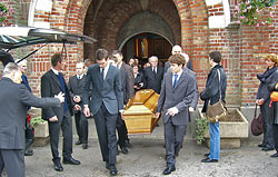 Wegen Überfüllung der Kirche St. Corneille mussten viele Trauergäste auf dem Kirchenvorplatz ausharren