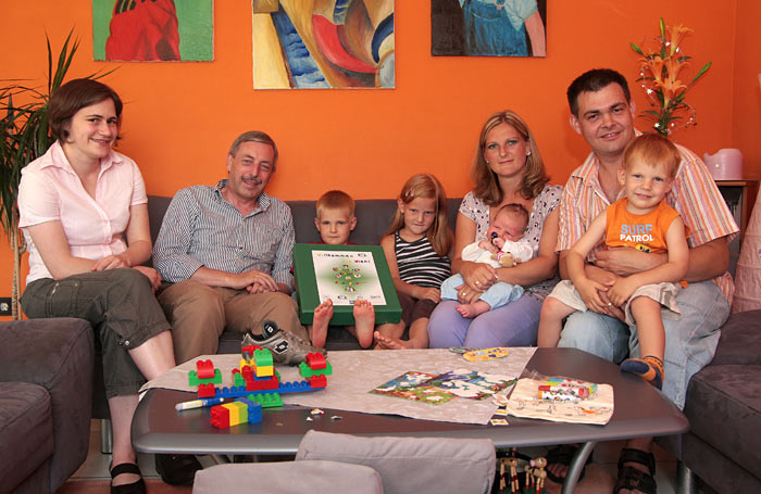 Von links: Familienhebamme Claudia Donner, Brgermeister Werner Becker-Blonigen, Familie Auner - Foto: Christian Herse