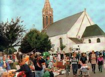 Die Kirche Saint Corneille mit dem traditionellen Hemer Flohmarkt im Vordergrund.