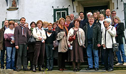 Die Besuchergruppe vor dem Eingang zum Adenauerwohnhauses