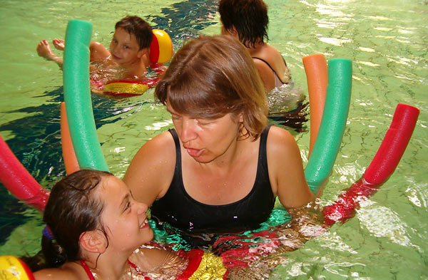 Gemeinsame Aktivitten mit Kindern, wie zum Beispiel ein Nachmittag im Schwimmbad, tragen zu einer guten Bindung zwischen Eltern und Kindern bei. Hier ist es eine Therapeutin des Haus frher Hilfen, die mit Kindern schwimmen geht. 