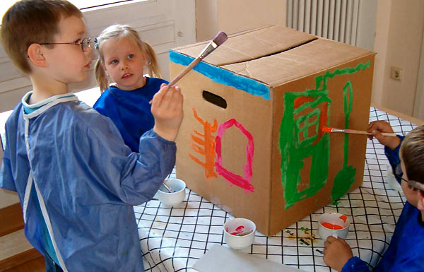 Ein Haus aus einem Pappkarton bauen, bringt nicht nur Spa sondern macht auch Sinn. Fr die Kinder ist es wichtig, mit ihren eigenen Hnden etwas Produktives zu schaffen. 