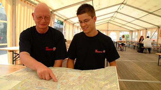 Der Wiehler Abiturient Christopher Kasper (rechts) und Michael Adomaitis planen ihre Fahrroute. 
