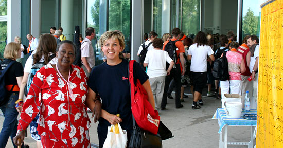 Ursula Blonigen betreute eine Besucherin aus Nairobi.