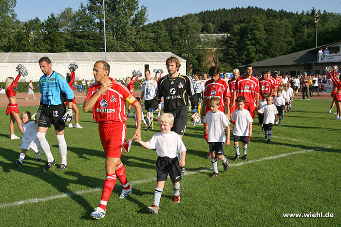 Hand in Hand mit den Profis liefen die Bambinis und F-Jugendspieler des FV Wiehl ins Wiehltalstadion ein.
