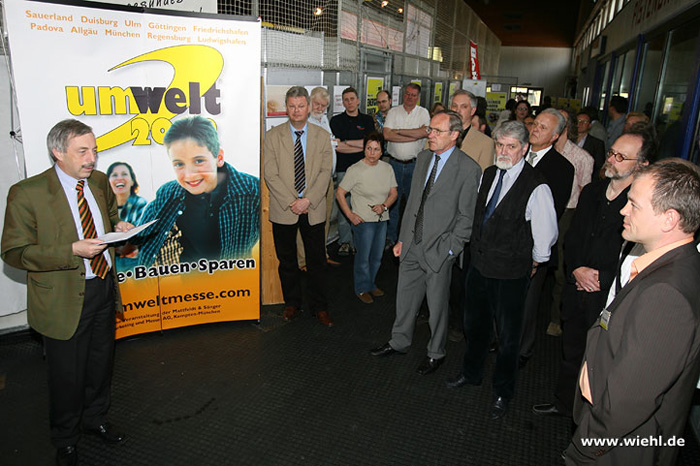 Bürgermeister Becker-Blonigen eröffnet die 1. Umweltmesse in der Wiehler Eishalle