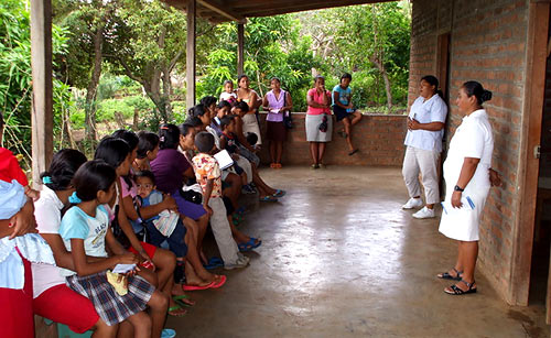 Frauen im vom Ometepeprojekt gebauten Gesundheitszentrum San Pedro erhalten gesundheitliche Aufklrung
