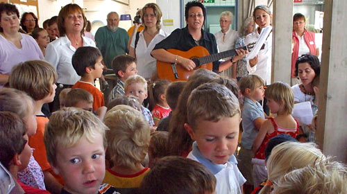 Kinder des Ev. Kindergartens Drabenderhhe und des AWO- Kindergartens Marienberghausen singen zwei frhliche Lieder in Deutsch und Spanisch 