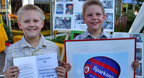 Maximilian Grgens und sein Freund freuen sich ber die gewonnene Ballonfahrt 