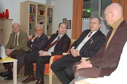 Im Hospiz: Johanniter-Regionalvorstand Michael Adomaitis (von rechts), Deutschlehrer Adam Malinski und Stanislaw Dobrzycki, der Leiter des Kreiskrankenhauses Oborniki.