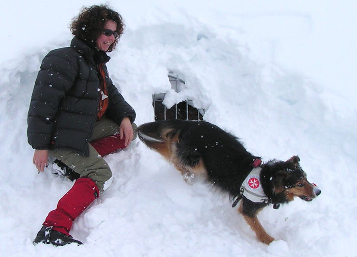 Marion Schneider mit ihrem Hund "Erna" bei der Suche nach einer versteckten Person