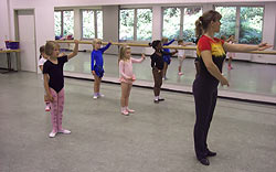 Die Kinder der Ballett-Gruppe trainieren mit Gabriele Krakau 