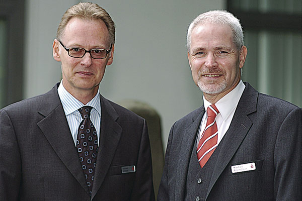 Das Vorstandsduo der Sparkasse der Homburgischen Gemeinden: Manfred Bsinghaus (Vorsitzender) und Hartmut Schmidt (von rechts)