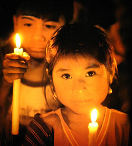 Indianische Kinder mit Kerze