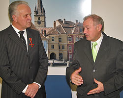Der bayerische Innenminister Dr. Günther Beckstein (rechts) überreichte das Verdienstkreuz am Bande des Verdienstordens der Bundesrepublik Deutschland an den Wiehler Volker Dürr