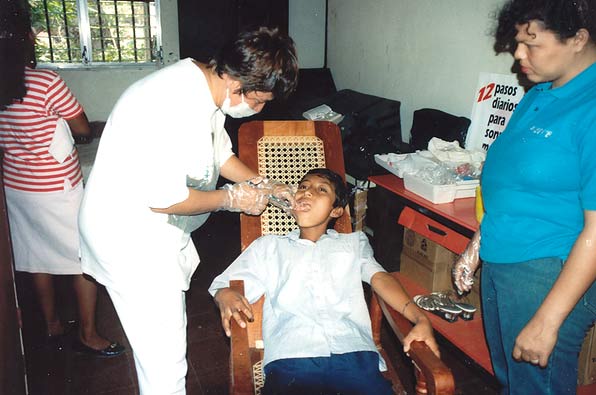 Dr. Melida Luna benutzt in den Dörfern einen selbstgebauten Zahnarztstuhl
