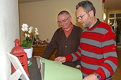 Pastor Siegfried Wolf (rechts) und Gemeindeleiter Klaus-Dieter Nehls betrachten nach der Spendenbergabe im Hospiz das Buch mit den Erinnerungen an die verstorbenen Gste