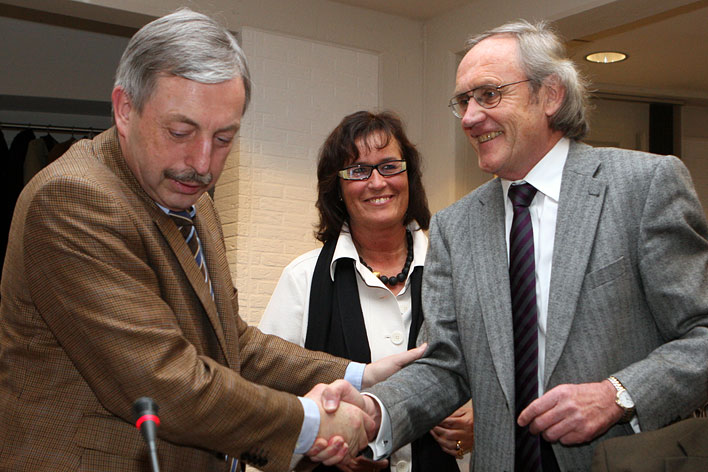 Bürgermeister Becker-Blonigen gratulierte Wilfried Bast, im Hintergrund die 1. stellvertretende Bürgermeisterin Bianka Bödecker - Foto: Christian Melzer