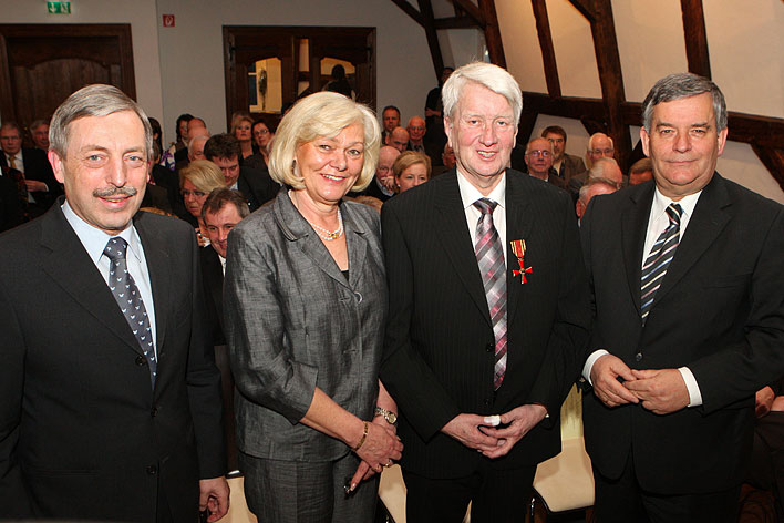 Von Links: Bürgermeister Werner Becker-Blonigen, Christine Bergerhoff, Wilfried Bergerhoff und Landrat Hagen Jobi - Fotos: Christian Melzer