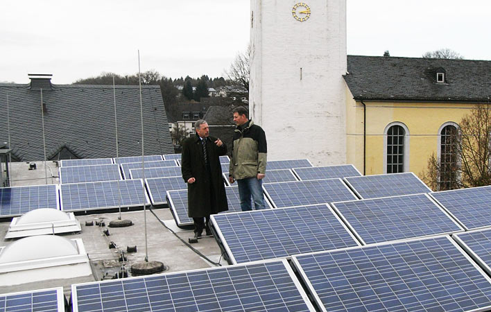 Brgermeister Werner Becker-Blonigen begrt Solar-Investor Frank Denker auf dem Dach des Wiehler Rathauses