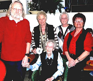 Die Jubilare - von links: Jrgen Krber, Ingrid Bergerhoff, Imme Dellenbusch-Timmermann, Marlies Maschke, sitzend in der Mitte das lteste Vereinsmitglied Kthe Seynsche (91 Jahre)