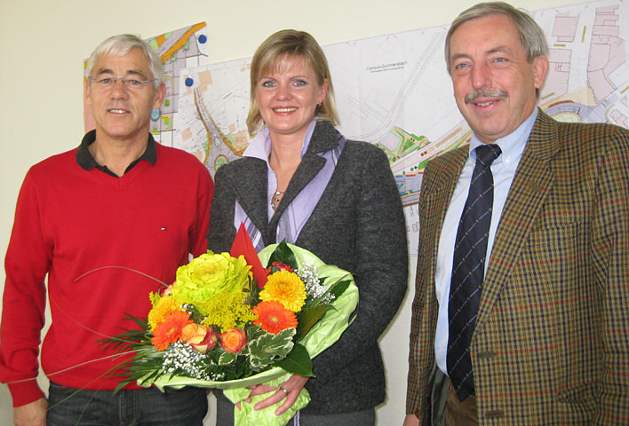 Brgermeister Becker-Blonigen gratulierte Inga Fraa mit einem Blumenstrau zu ihrer erfolgreichen Ausbildung