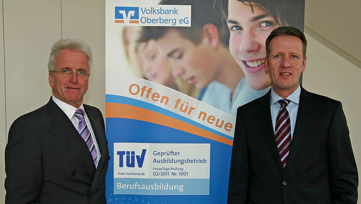 Der Vorstand der Volksbank Oberberg (v.l.) Manfred Schneider und Ingo Stockhausen