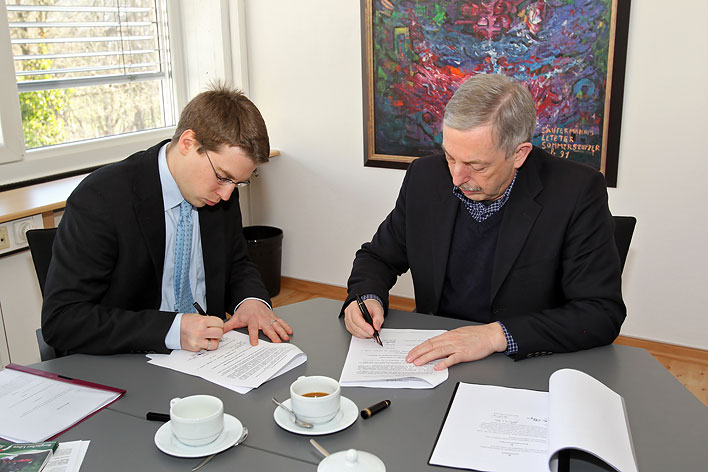 Brgermeister Werner Becker-Blonigen und Daniel Preis von der Rhein-Sieg-Eisenbahn GmbH unterzeichneten heute zwei Vertrge.