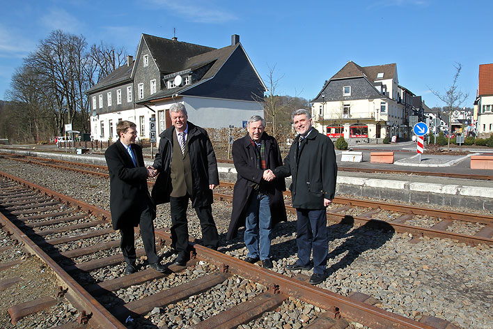 An dieser Stelle entsteht der der neue Bahnbergang. (v.l.) Daniel Preis, Thomas Gaisbauer, Brgermeister Werner Becker-Blonigen und Gerhard Mansel