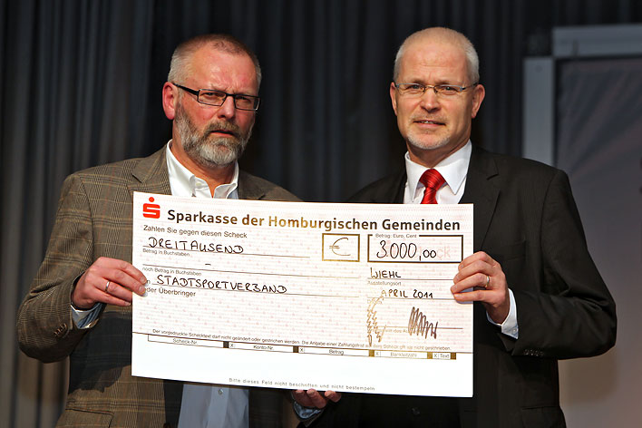 Sparkasse Wiehl spendet 3000 Euro an den Stadtsportverband. Sparkassendirektor Manfred Bsinghaus (rechts) bergab den Scheck an Carlo Riegert, Vorsitzender des Stadtsportverbandes Wiehl.