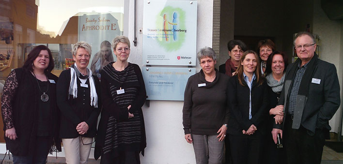 Gruppenfoto: Das Team der Trauerbegleitung um die Leiterin des Trauerzentrums Oberberg, Conny Kehrbaum (3.v.l.).