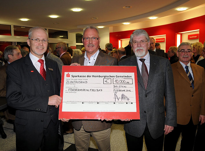 Von links: Sparkassendirektor Manfred Bsinghaus, Eberhard Klein und Gerhard Altz