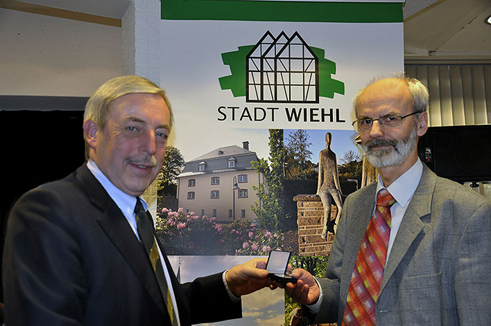 Brgermeister Werner Becker-Blonigen berreicht den „Goldenen Wiehltaler“ an Walter Ruland (rechts). Foto: Vera Marzinski