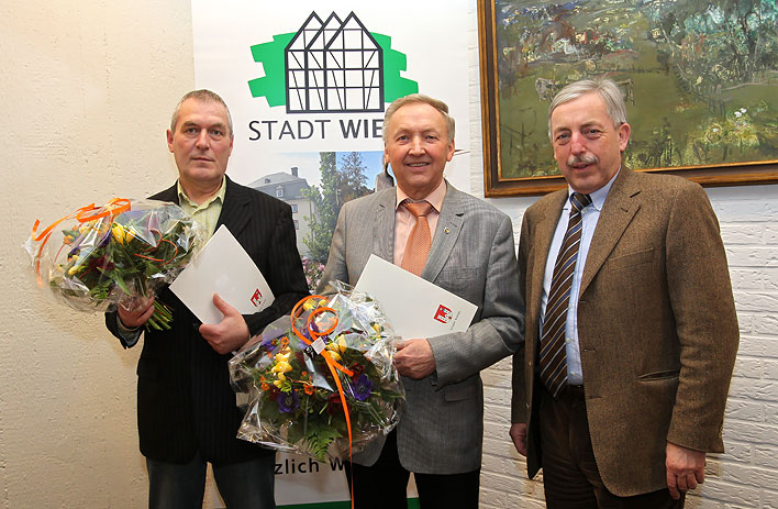 Von links: Ingo Klein, Günter Schumacher und Bürgermeister Werner Becker-Blonigen - Foto: Christian Melzer