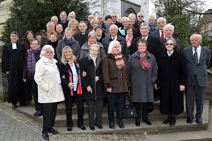 Gruppenbild mit Pfarrer Fischer vor der Evangelischen Kirche in Wiehl - Foto: Christian Melzer