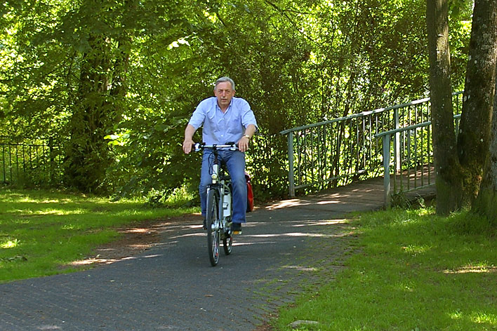 Auch Brgermeister Werner Becker-Blonigen ist von der E-Bike-Idee angetan