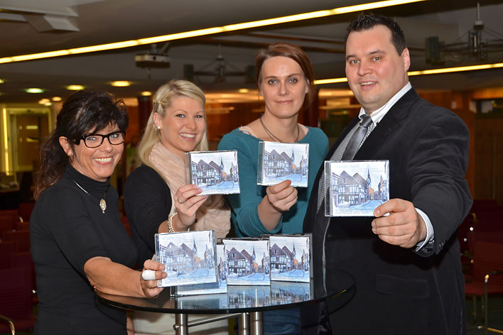 Bald zu haben: Die neue Maxi-CD „Wiehler Nacht“ prsentieren die Wiehler-Ring-Vorsitzende Pia Philipps, Jacqueline Lamers, Dani Brck und Andre Kasel (von links). Foto: Wolfgang Abegg