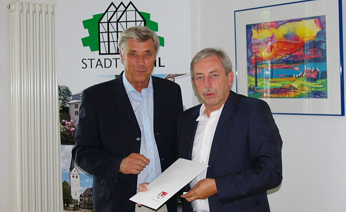 Von links: Manfred Noß und Bürgermeister Werner Becker-Blonigen