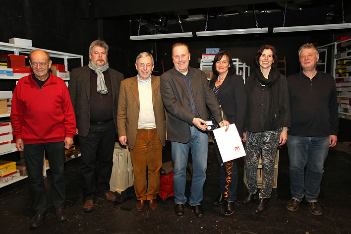 Brgermeister Becker-Blonigen (3. von links) mit dem Vorstand des Schau-Spiel-Studios