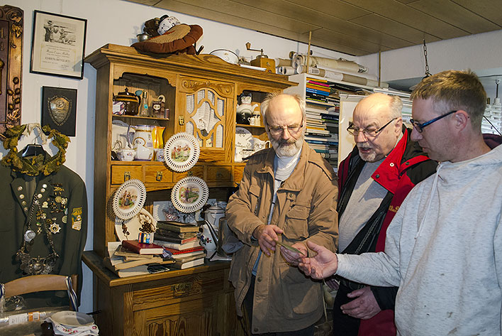 Walter und Helmut Ruland sowie Rdiger Jonas (v.l.) sichten den Inhalt des Museums fr den Heimatverein Bielstein.